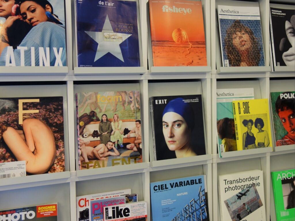 Vue des revues et magazines consultables à la bibliothèque