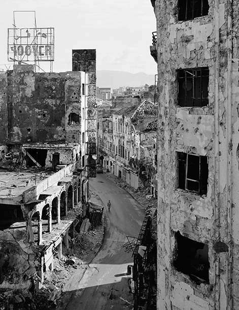 Photographie d'une rue de Beyrouth en N/B montrant les immeubles détruits