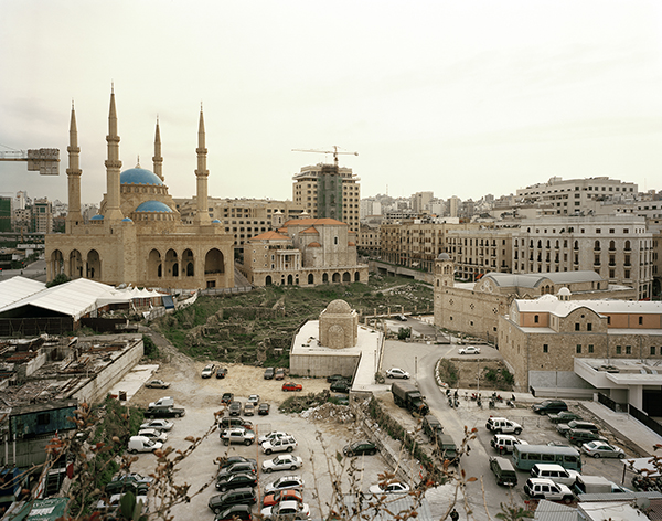 Photographie de G.Basilico en couleur de Beyrouth avec la mosquée au fond et un parking de voiture au premier plan.