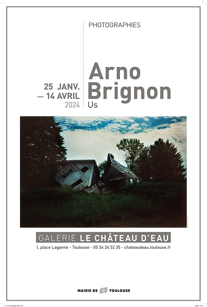 Affiche 40x60de l'exposition Arno Brignon. Des arbres encadrent deux maisons en bois qui s'écroulent l'une vers l'autre.