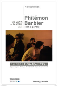 Affiche de l'exposition de Philémon Barbier montrant quatre jeunes rappeurs dans leur studio d'enregistrement.