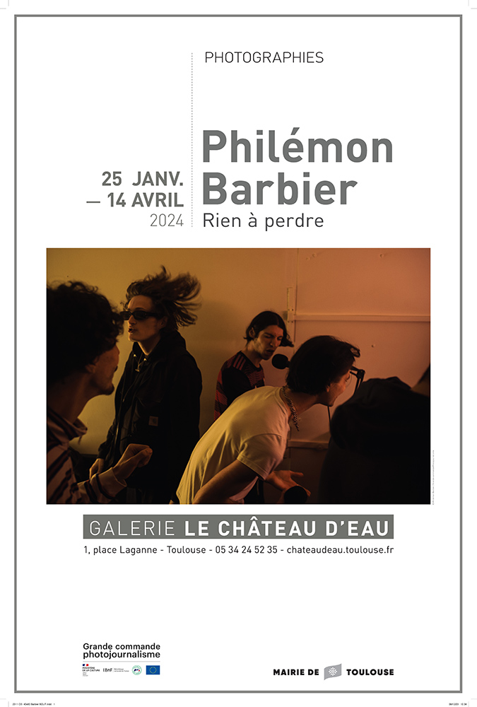 Affiche de l'exposition de Philémon Barbier montrant quatre jeunes rappeurs dans leur studio d'enregistrement.