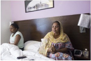 Deux femmes assises sur un lit d'hôtel