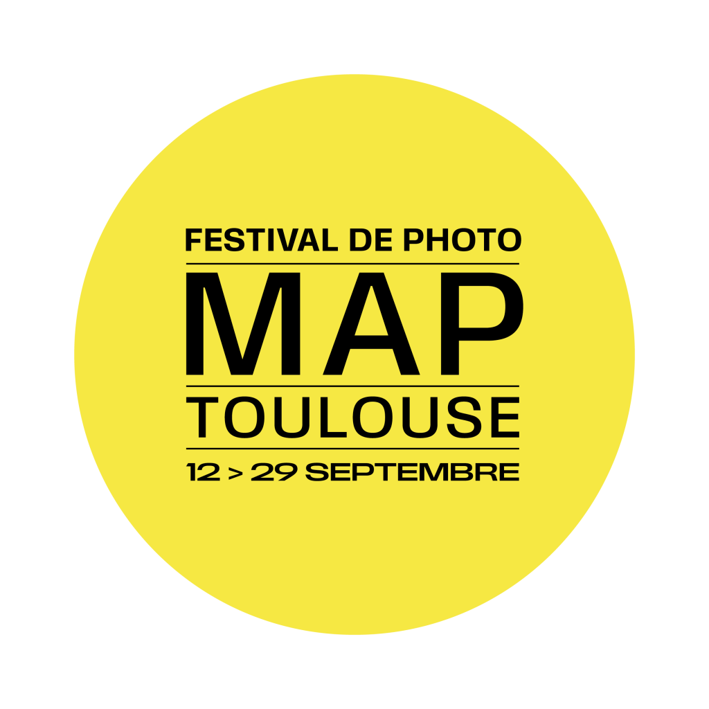 cercle jaune avec inscription festival MAP à l'intérieur