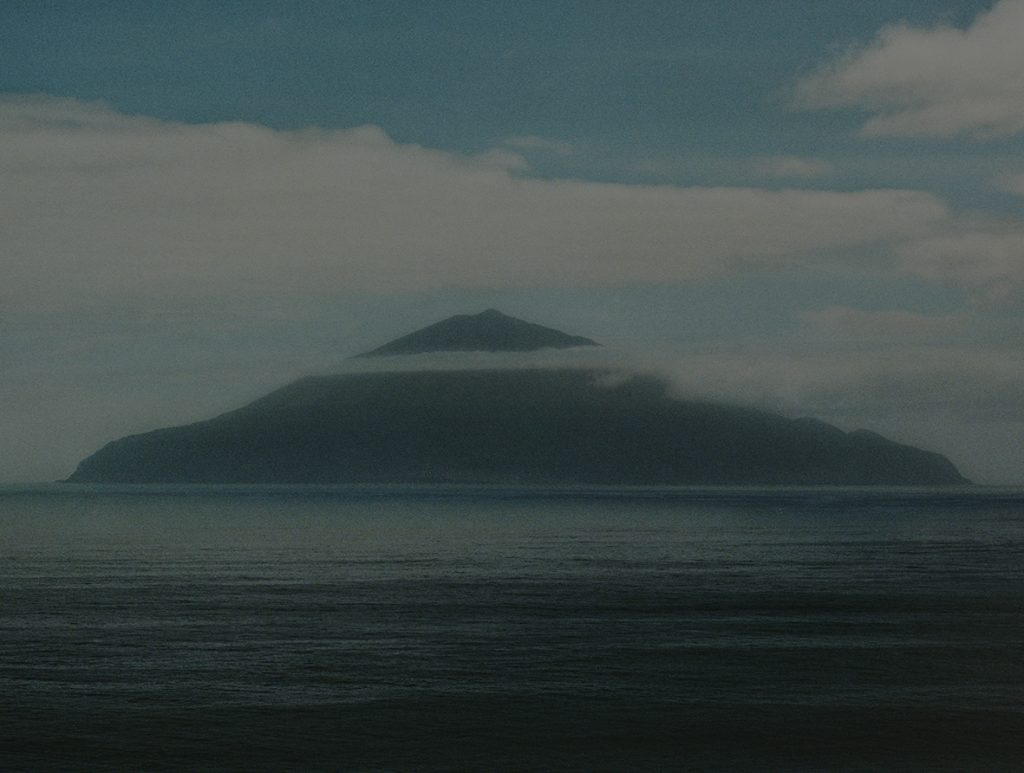 Petite montagne dans l'atlantique