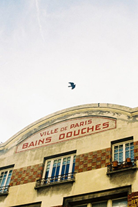 haut de la façade des bains-douches à Paris