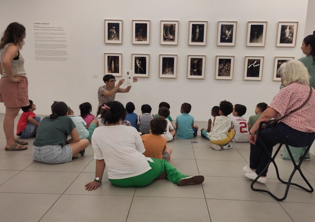 Visite accompagnée d'une exposition par une médiatrice